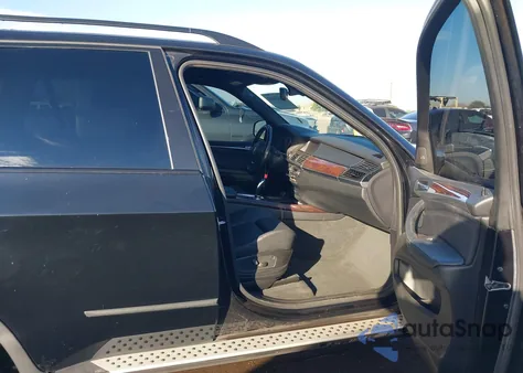 2011 BMW X5 xDrive50I z USA, uszkodzony, nr VIN 5UXZV8C50BL419268